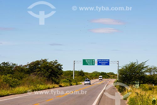  Carros na Rodovia BR-116 na divisa entre Pernambuco e Ceará  - Penaforte - Ceará (CE) - Brasil