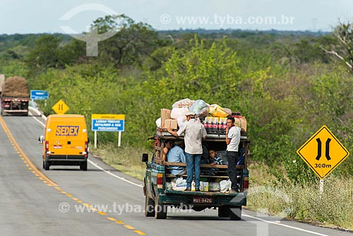  Transporte irregular na Rodovia PE-360 - divisa entre Floresta e Ibimirim  - Floresta - Pernambuco (PE) - Brasil