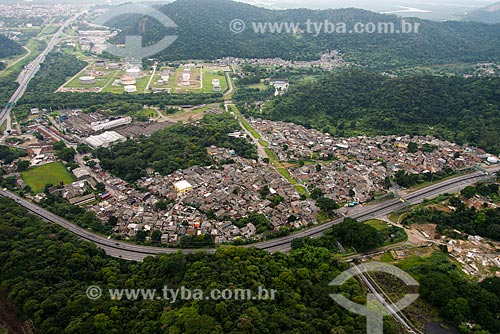  Foto aérea do bairro Cota 95 com a Rodovia Via Anchieta (SP-150)  - Cubatão - São Paulo (SP) - Brasil
