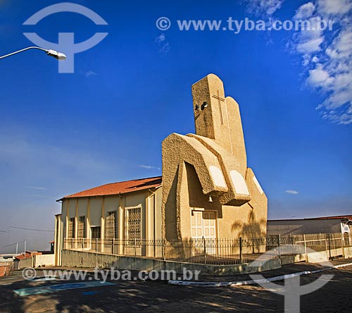  Igreja de São Benedito (1989) - sua fachada imita o gesto acolhedor de Jesus Cristo  - Andrelândia - Minas Gerais (MG) - Brasil