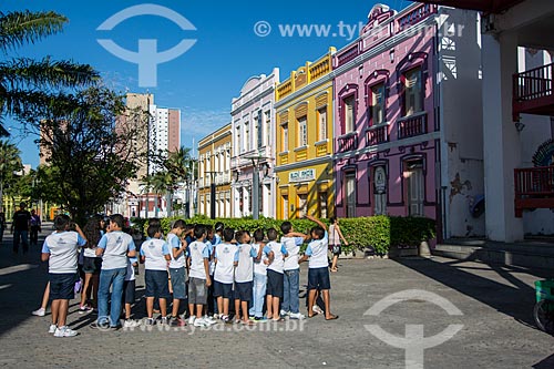  Crianças no Centro Cultural Dragão do Mar de Arte e Cultura com casarios ao fundo  - Fortaleza - Ceará (CE) - Brasil