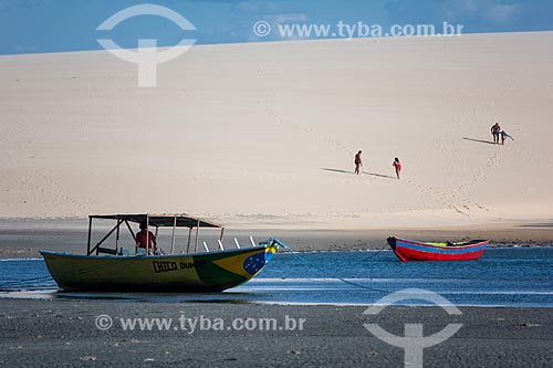  Barcos na orla do Parque Nacional de Jericoacoara com a Duna do Pôr do Sol ao fundo  - Jijoca de Jericoacoara - Ceará (CE) - Brasil