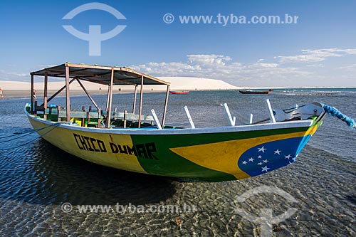  Barco na orla do Parque Nacional de Jericoacoara com a Duna do Pôr do Sol ao fundo  - Jijoca de Jericoacoara - Ceará (CE) - Brasil