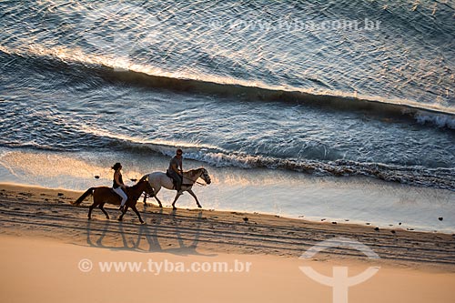  Casal andando a cavalo na orla do Parque Nacional de Jericoacoara  - Jijoca de Jericoacoara - Ceará (CE) - Brasil