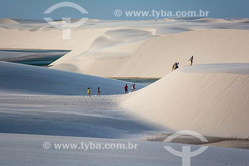  Turistas nas dunas no Parque Nacional de Jericoacoara  - Barreirinhas - Maranhão (MA) - Brasil