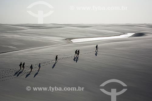  Pessoas caminhando no Parque Nacional dos Lençóis Maranhenses  - Barreirinhas - Maranhão (MA) - Brasil