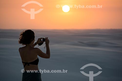  Mulher fotografando o pôr do sol no Parque Nacional dos Lençóis Maranhenses  - Barreirinhas - Maranhão (MA) - Brasil