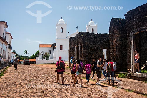 Ruínas do Palácio Barão de Pindaré - à direita - com a Igreja de Nossa Senhora do Carmo (1690) ao fundo  - Alcântara - Maranhão (MA) - Brasil