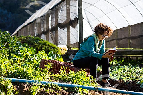  Mulher lendo em meio a plantação de hortaliças  - Petrópolis - Rio de Janeiro (RJ) - Brasil