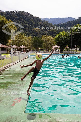  Menino jogando futebol na piscina da Fazenda Tucano  - Nova Iguaçu - Rio de Janeiro (RJ) - Brasil