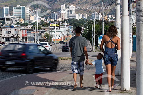  Pedestres caminhado próximo ao Viaduto da Posse  - Nova Iguaçu - Rio de Janeiro (RJ) - Brasil