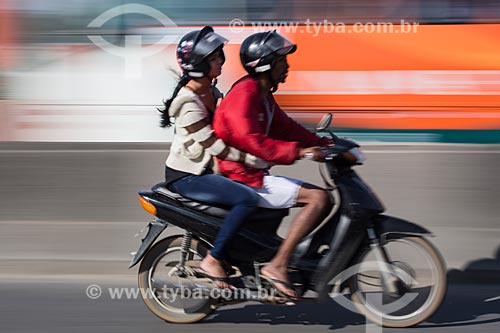  Motociclista transportando passageiro no Viaduto da Posse   - Nova Iguaçu - Rio de Janeiro (RJ) - Brasil