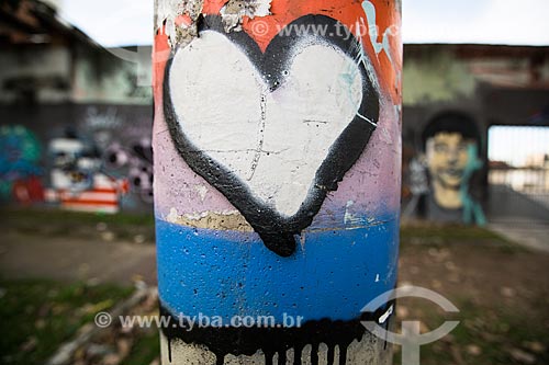  Grafite em poste próximo à pista de skate da Via Light  - Nova Iguaçu - Rio de Janeiro (RJ) - Brasil