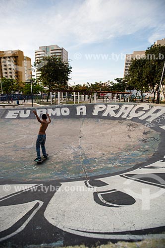  Skatista na Praça Ricardo Xavier da Silveira ou Praça do Skate é reconhecida como a primeira pista de skate do Brasil, inaugurada em 1976  - Nova Iguaçu - Rio de Janeiro (RJ) - Brasil