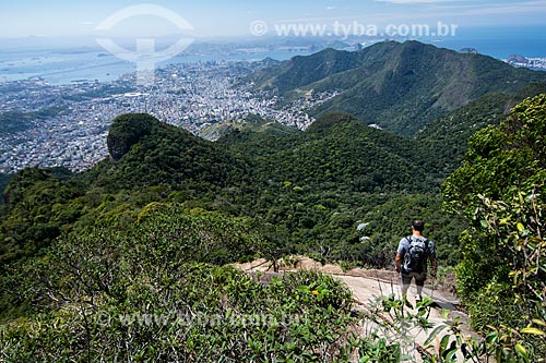  Turistas na escada de acesso ao Pico da Tijuca com zona norte e Baía de Guanabara ao fundo  - Rio de Janeiro - Rio de Janeiro (RJ) - Brasil