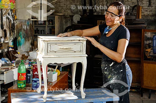  Restauradora de móveis em seu ateliê  - Mirassol - São Paulo (SP) - Brasil
