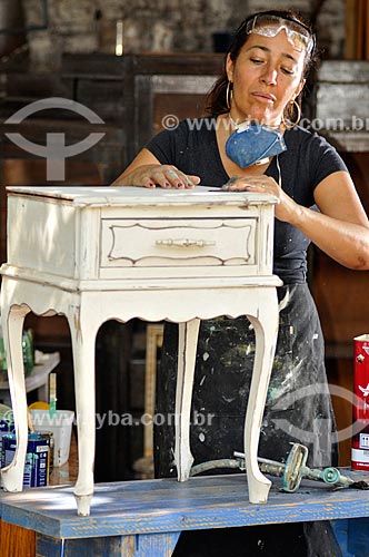  Restauradora de móveis em seu ateliê  - Mirassol - São Paulo (SP) - Brasil