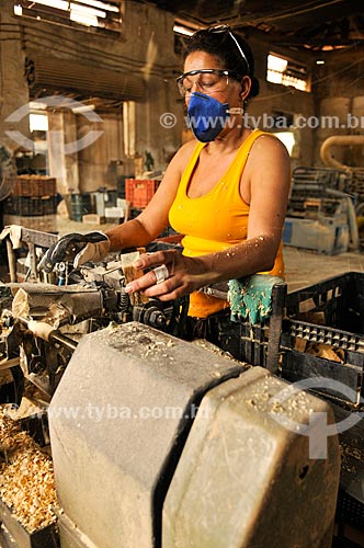  Mulher trabalhando em torno na produção de peças de madeira para móveis  - Mirassol - São Paulo (SP) - Brasil