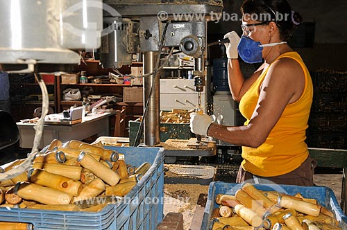  Mulher trabalhando com furadeira na produção de peças de madeira para móveis  - Mirassol - São Paulo (SP) - Brasil