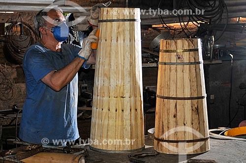  Luthier fabricando instrumento musical em seu ateliê  - São José do Rio Preto - São Paulo (SP) - Brasil
