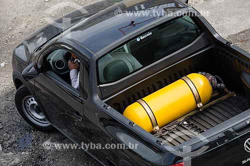  Carro com cilindro de gás na Rodovia Presidente Dutra  - Mesquita - Rio de Janeiro (RJ) - Brasil