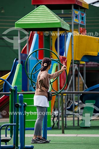  Mulher fazendo atividade física na academia da terceira idade na Praça de Vila Rosali  - São João de Meriti - Rio de Janeiro (RJ) - Brasil