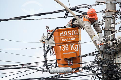  Operários da Light fazendo manutenção da rede elétrica  - São João de Meriti - Rio de Janeiro (RJ) - Brasil