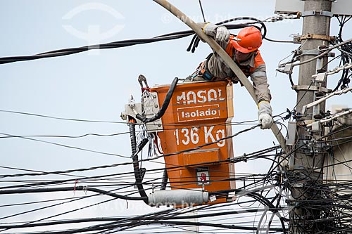  Operários da Light fazendo manutenção da rede elétrica  - São João de Meriti - Rio de Janeiro (RJ) - Brasil