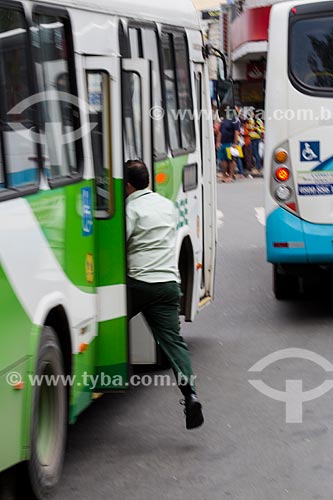  Homem embarcando no ônibus  - São João de Meriti - Rio de Janeiro (RJ) - Brasil