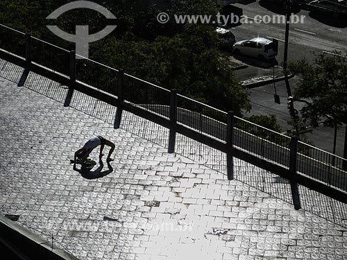  Homem praticando yoga - movimento Urdhva Dhanurasana  - Rio Grande do Sul (RS) - Brasil