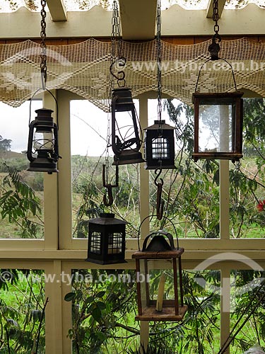  Lampiões antigos no interior de casa de campo  - São Francisco de Paula - Rio Grande do Sul (RS) - Brasil