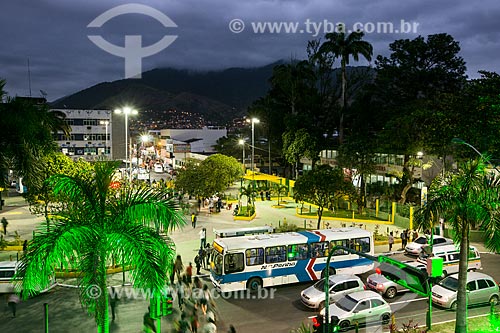  Vista noturna da Praça da Revolução próximo a Estação de trem de Edson Passos   - Mesquita - Rio de Janeiro (RJ) - Brasil