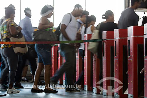  Pessoas embarcando na Estação Pavuna do Metrô Rio  - Rio de Janeiro - Rio de Janeiro (RJ) - Brasil