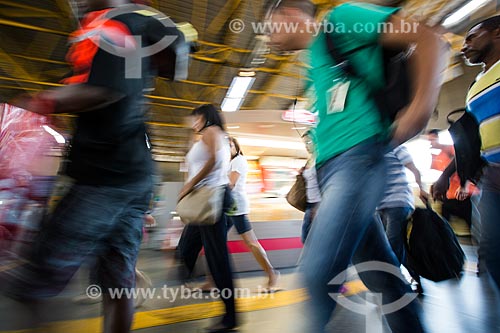  Pessoas embarcando na Estação Pavuna do Metrô Rio  - Rio de Janeiro - Rio de Janeiro (RJ) - Brasil