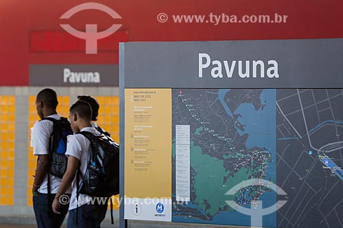  Painel com mapa na Estação Pavuna do Metrô Rio com estudantes ao fundo  - Rio de Janeiro - Rio de Janeiro (RJ) - Brasil