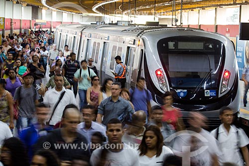  Pessoas desembarcando na Estação de Metrô da Pavuna  - Rio de Janeiro - Rio de Janeiro (RJ) - Brasil