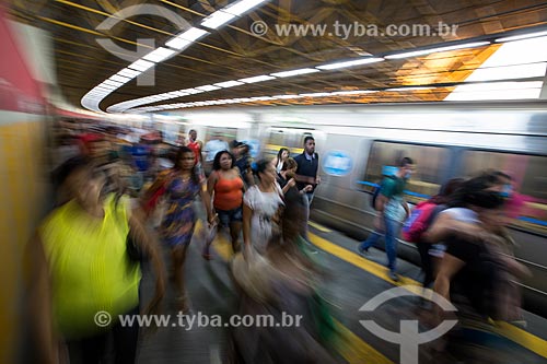  Pessoas desembarcando na Estação de Metrô da Pavuna  - Rio de Janeiro - Rio de Janeiro (RJ) - Brasil