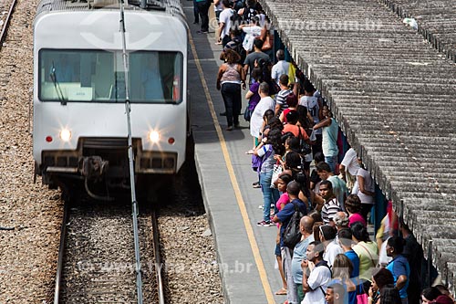 Trem chegando na plataforma da Estação Nova Iguaçu da Supervia - concessionária de serviços de transporte ferroviário  - Nova Iguaçu - Rio de Janeiro (RJ) - Brasil