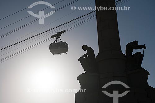  Detalhe do Monumento aos Heróis da Batalha de Laguna e Dourados com bondinho fazendo a travessia entre o Morro da Urca e o Pão de Açúcar  - Rio de Janeiro - Rio de Janeiro (RJ) - Brasil