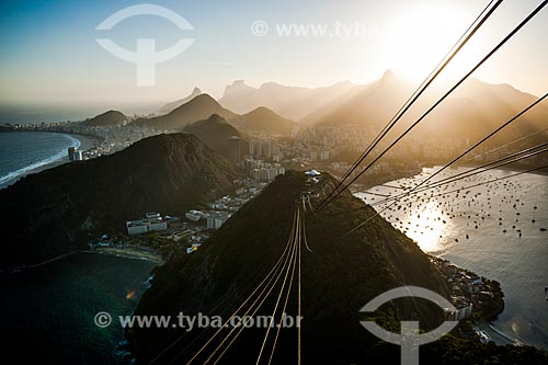  Bondinho do Pão de Açúcar fazendo a travessia entre o Morro da Urca e o Pão de Açúcar durante o pôr do sol  - Rio de Janeiro - Rio de Janeiro (RJ) - Brasil