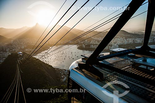  Bondinho do Pão de Açúcar fazendo a travessia entre o Morro da Urca e o Pão de Açúcar durante o pôr do sol  - Rio de Janeiro - Rio de Janeiro (RJ) - Brasil