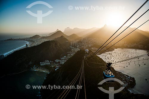  Bondinho do Pão de Açúcar fazendo a travessia entre o Morro da Urca e o Pão de Açúcar durante o pôr do sol  - Rio de Janeiro - Rio de Janeiro (RJ) - Brasil