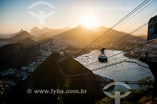  Bondinho do Pão de Açúcar fazendo a travessia entre o Morro da Urca e o Pão de Açúcar durante o pôr do sol  - Rio de Janeiro - Rio de Janeiro (RJ) - Brasil