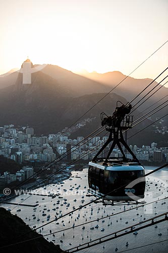  Bondinho do Pão de Açúcar fazendo a travessia entre o Morro da Urca e o Pão de Açúcar durante o pôr do sol  - Rio de Janeiro - Rio de Janeiro (RJ) - Brasil