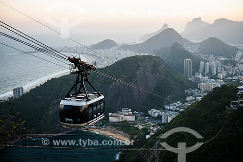  Bondinho do Pão de Açúcar fazendo a travessia entre o Morro da Urca e o Pão de Açúcar durante o pôr do sol  - Rio de Janeiro - Rio de Janeiro (RJ) - Brasil