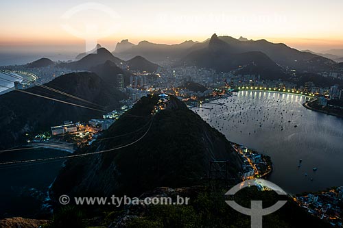  Bondinho do Pão de Açúcar fazendo a travessia entre o Morro da Urca e o Pão de Açúcar durante o pôr do sol  - Rio de Janeiro - Rio de Janeiro (RJ) - Brasil