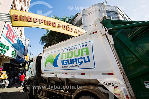 Caminhão de lixo passando pelo portal de entrada do shopping a céu aberto  - Nova Iguaçu - Rio de Janeiro (RJ) - Brasil