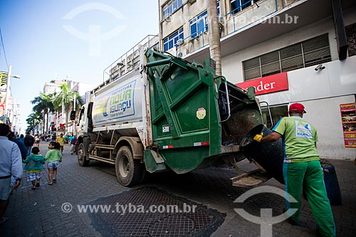  Caminhão de lixo no Calçadão Governador Amaral Peixoto - Shopping a céu aberto  - Nova Iguaçu - Rio de Janeiro (RJ) - Brasil
