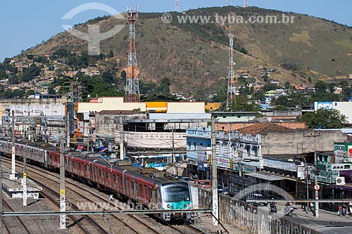  Trem passando pelo centro de Queimados ao lado Avenida dos Inconfidentes  - Queimados - Rio de Janeiro (RJ) - Brasil