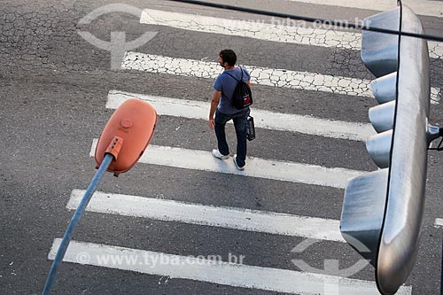  Homem atravessando a faixa de pedestres  - Duque de Caxias - Rio de Janeiro (RJ) - Brasil